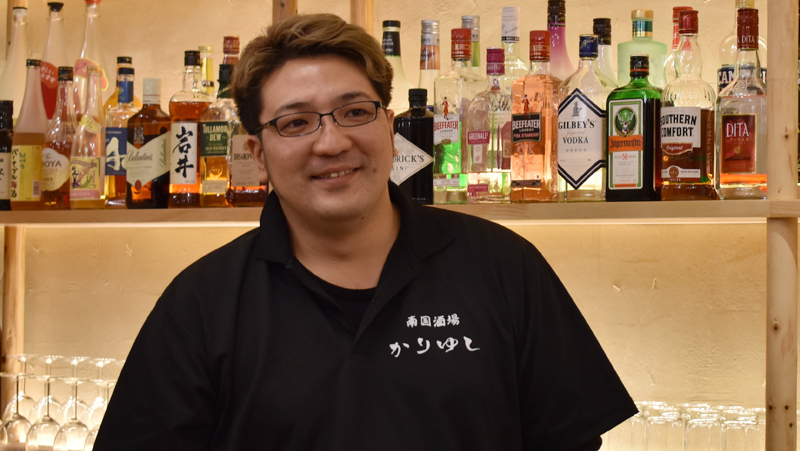 西短卒業後、大学でも野球を続けた吉山潤伍さんは現在、千葉県の木更津駅前で「南国酒場 かりゆし」を経営している（写真：ストライク・ゾーン）