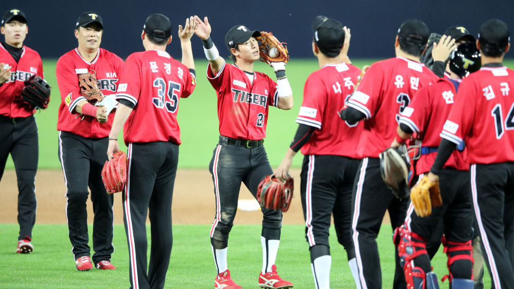 強烈な赤シャツ×黒パンツ 黄金期のオールドユニフォームでKIAが4 強烈な赤シャツ×黒パンツ 黄金期のオールドユニフォームでKIAが4