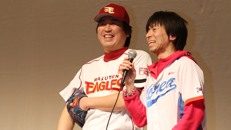 2012年1月、引退記念トークライブでの岡本と筆者（写真：ストライク・ゾーン）