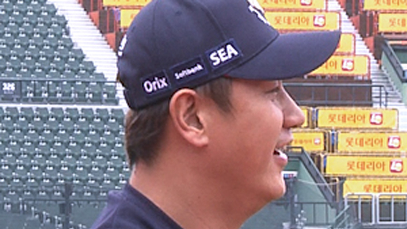 李大浩（韓国ロッテ）の帽子にオリックスとソフトバンクの文字が