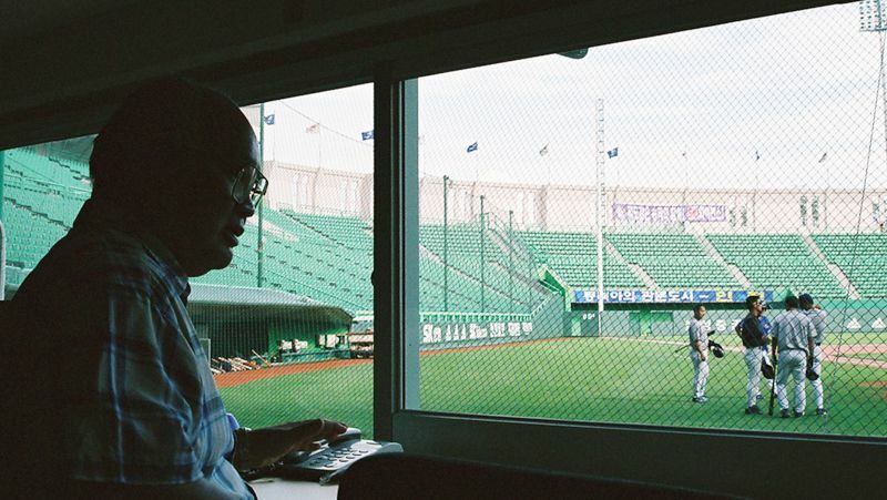 インチョンムナク球場の記録室からグラウンドを眺める千葉さん（写真：ストライク・ゾーン）