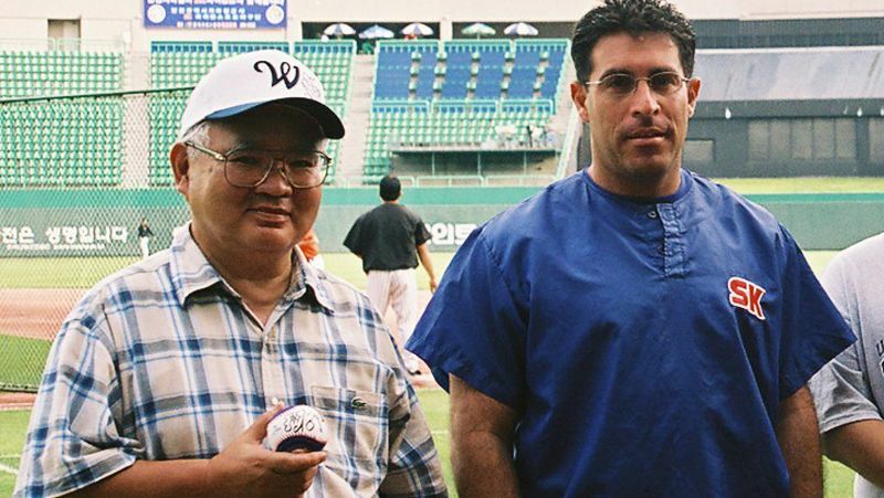 2003年当時、SKに在籍していたエディ・ディアス（元広島）と千葉さん（写真：ストライク・ゾーン）