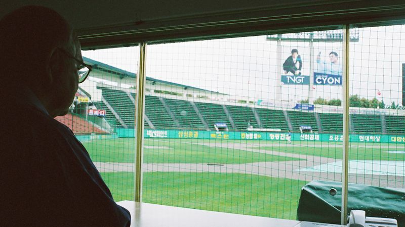 ソウル・チャムシル球場の記録室でグラウンドを眺める千葉さん（写真：ストライク・ゾーン）