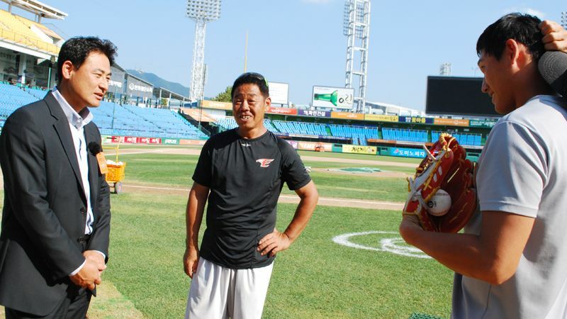 2015年に取材で韓国を訪れた前田智徳さん（左）と当時ハンファコーチの正田耕三さん（中央）。2人のカープOBと話すシン・ソンヒョン（写真：ストライク・ゾーン）