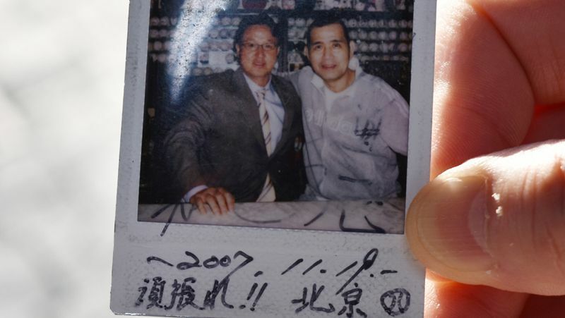 キム監督がいつも財布に入れている加藤博一さんとの写真（写真：ストライク・ゾーン）
