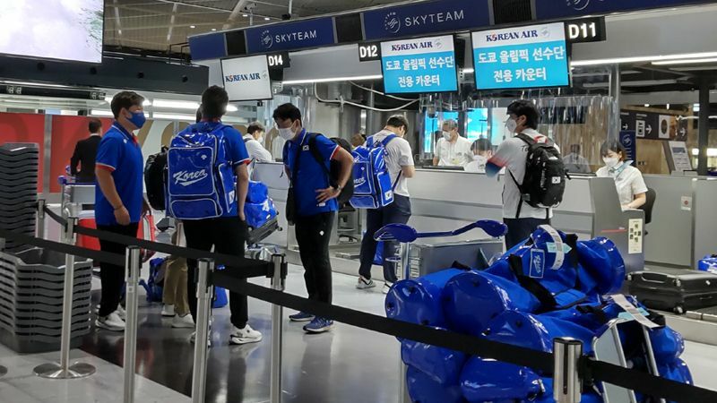 成田空港出発ロビーでの野球韓国代表の一行（写真：ストライク・ゾーン）