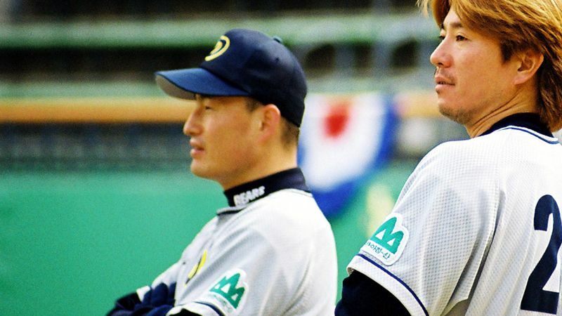 2003年現役当時のチャ・ミョンジュ。右はKBOリーグ初の日本出身外国人選手だった入来智（写真:ストライク・ゾーン）