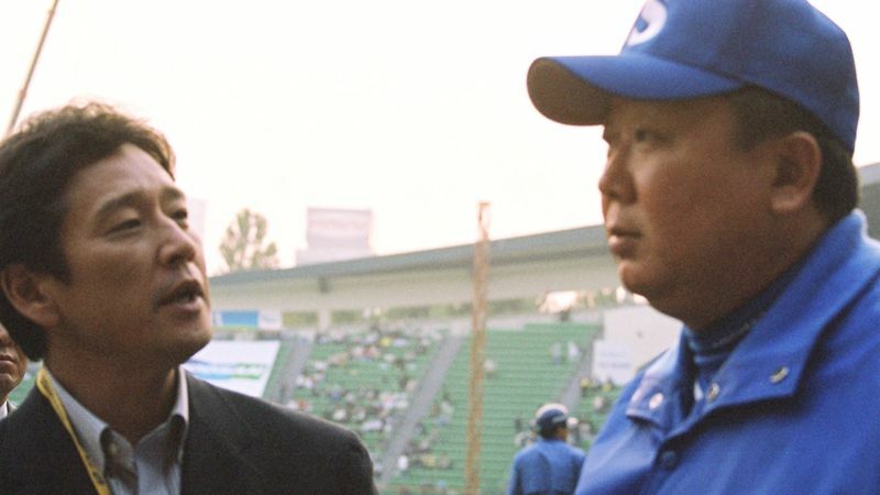 17年前にチャムシル球場でサムスンのソン・ドンヨル監督（当時）にインタビューする栗山現代表監督（写真：ストライク・ゾーン）