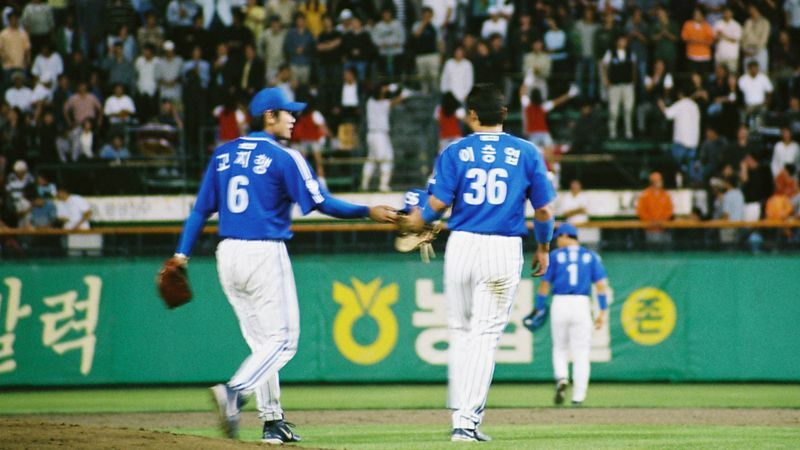 高山（左）とイ・スンヨプ（写真：ストライク・ゾーン）