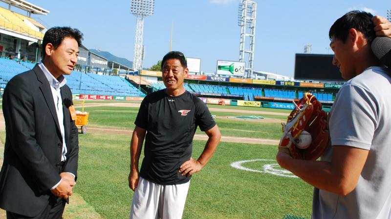 2015年に取材で韓国を訪れた前田智徳さん（左）と当時ハンファコーチの正田耕三さん（中央）。2人のカープOBと話すシン・ソンヒョン（写真：ストライク・ゾーン）