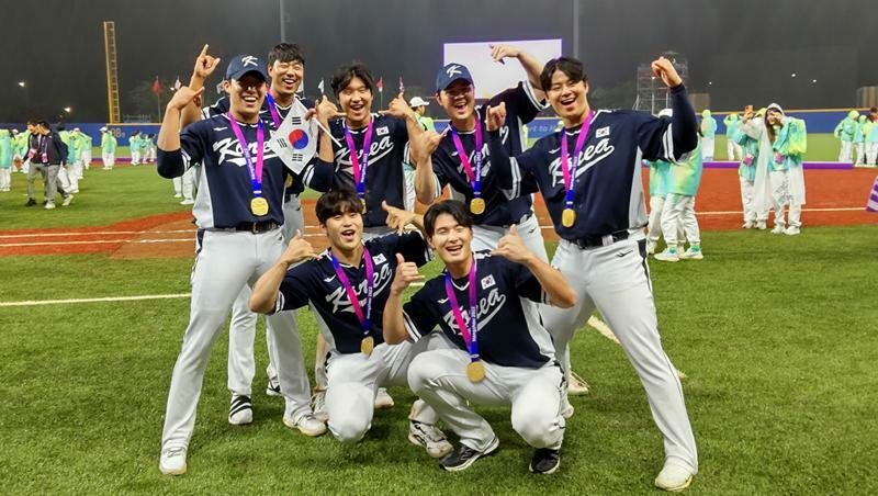 金メダル授与式時に着用した韓国選手団ウェアから、ユニフォームに着替えなおして記念撮影する選手たち（写真：ストライク・ゾーン）