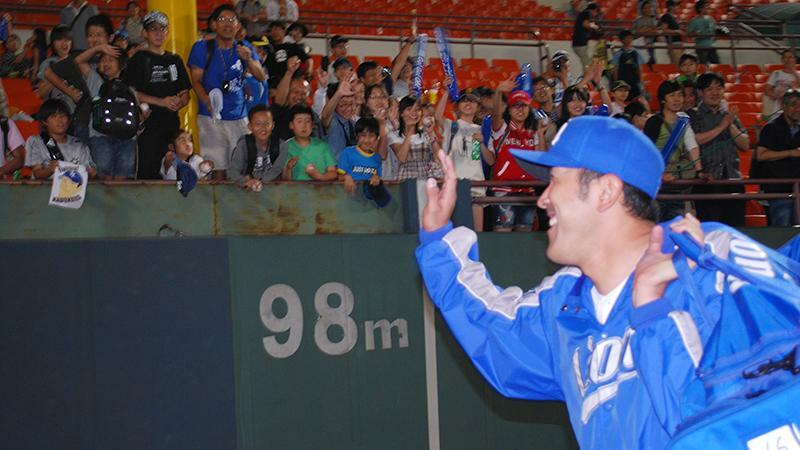 13年前の6月、勝ち星を挙げスタンドの日本人学校の生徒に手を振る門倉健（写真：ストライク・ゾーン）