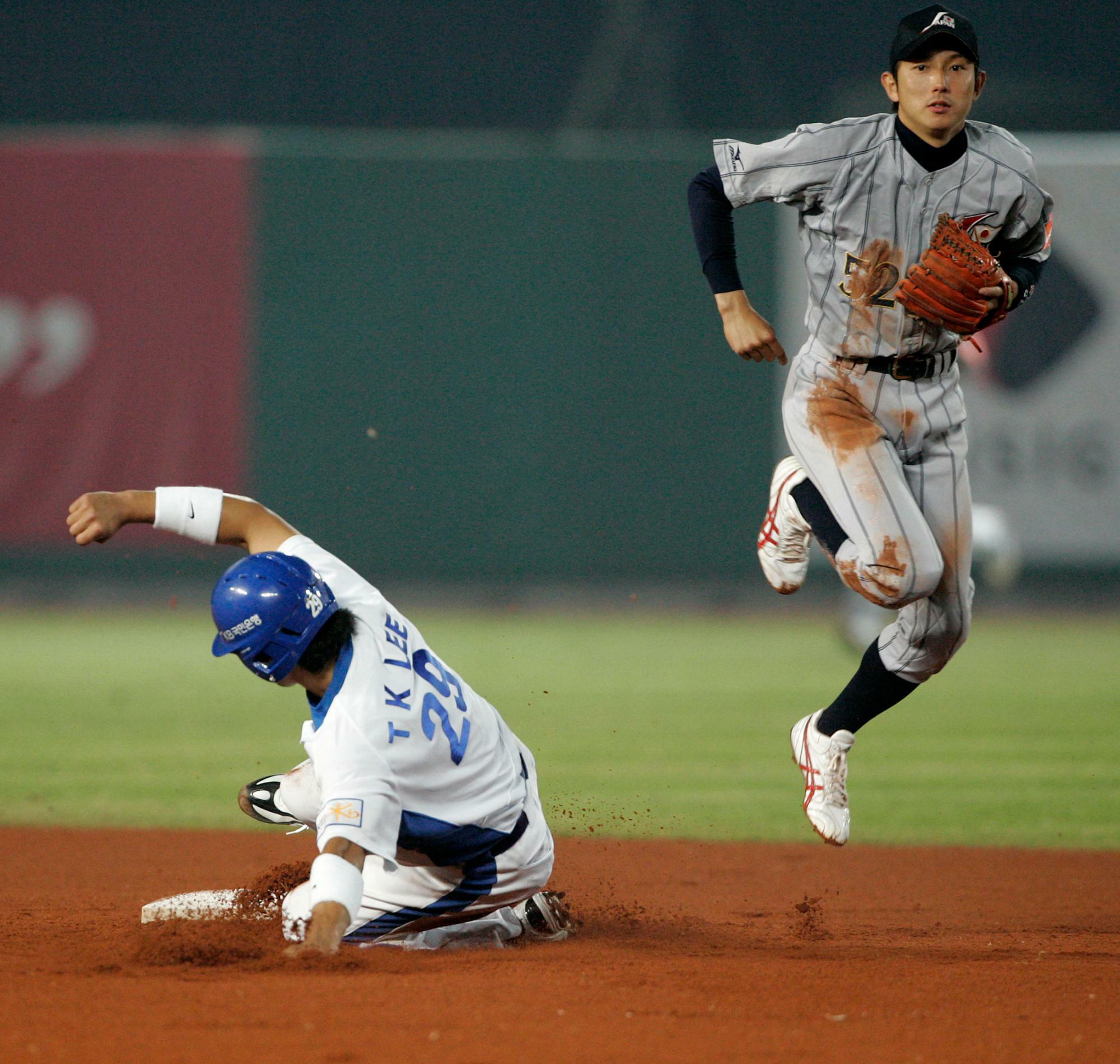 台湾・台中で行われたアジア最終予選での川﨑宗則とイ・テククン