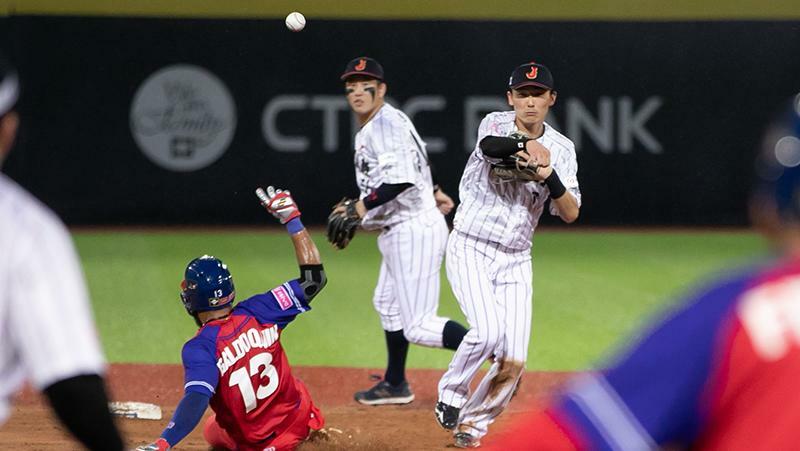 キューバ戦で一塁に送球する源田壮亮（写真：WBSC）