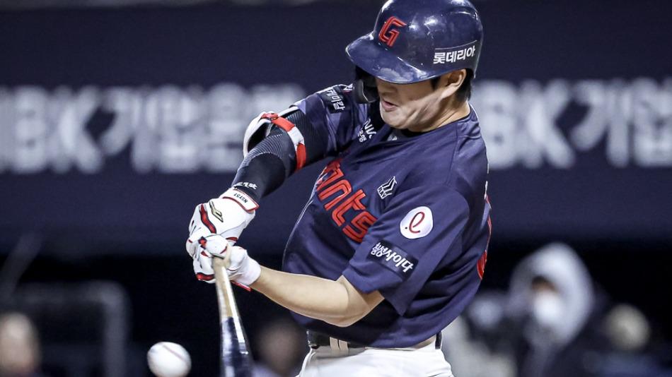 ロッテジャイアンツのスンヨプが初の4番で一発 先輩スンヨプ監督 ロッテジャイアンツのスンヨプが初の4番で一発 先輩スンヨプ監督