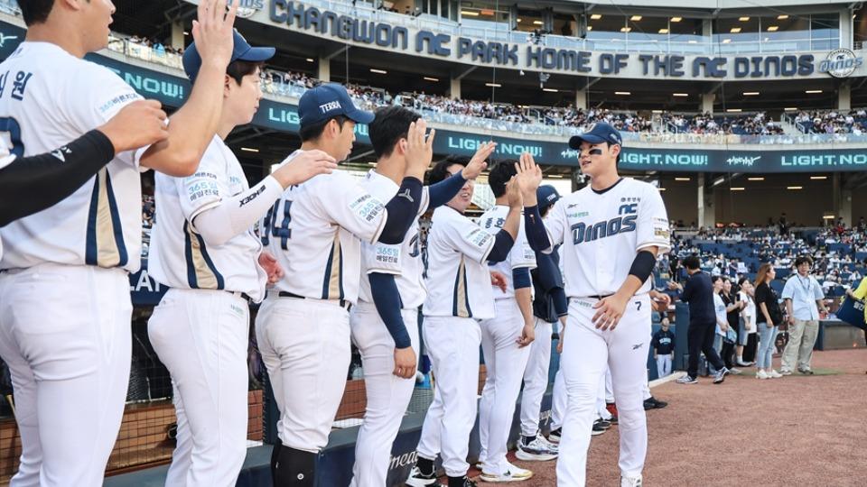 SSGランダース ユニフォーム スターバックス 史上初！？スターバックスと球団がコラボ ユニフォームと帽子にロゴも