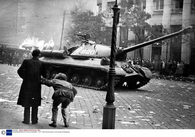 民主化運動が高まるハンガリーの首都ブタペストに侵攻したソ連軍（1956）