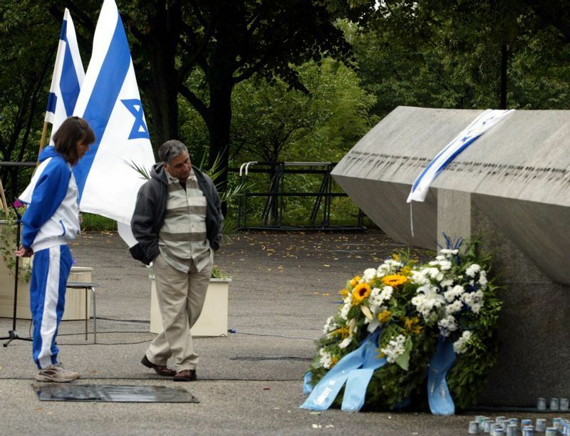 ミュンヘン五輪選手村跡地のイスラエル選手記念碑に集う人々（2002.8.11）