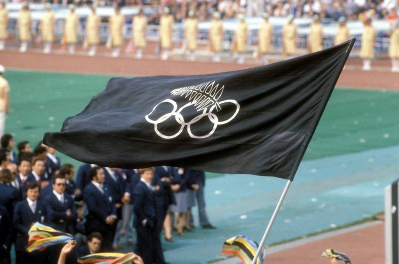 モスクワ五輪開会式で黒い五輪旗を掲げて抗議するファン（1980.7.11）