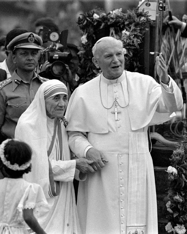 ローマ教皇ヨハネ・パウロ2世とともに生誕地を訪問したマザー・テレサ（1986.2.3）