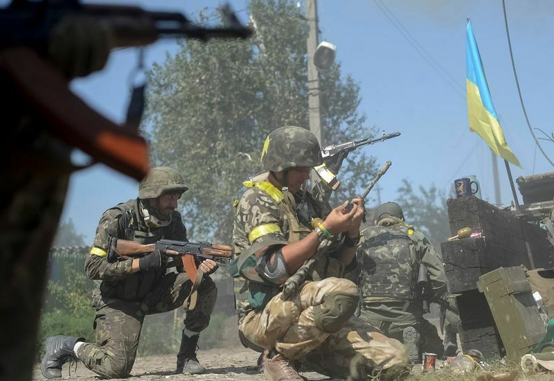 ウクライナ東部で分離派の親ロシア派民兵との先頭に向かうウクライナ軍（2104.8.16）