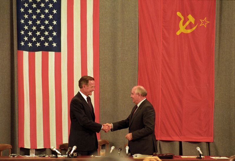 会見で握手する米国ブッシュ大統領とソ連ゴルバチョフ大統領(1991.7.31)。この年の暮れ、ソ連は音を立てて崩れることになった。
