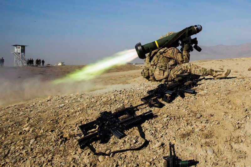 アフガニスタンでジャベリンミサイルを発射する米軍兵士(2015.1.1)
