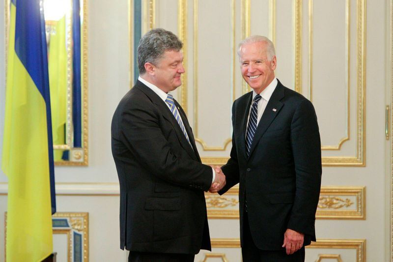 ウクライナを訪問し、当時のポロシェンコ大統領と握手する副大統領時代のバイデン(2015.6.7)。この頃からバイデンはウクライナと密接な関係を築いてきた。