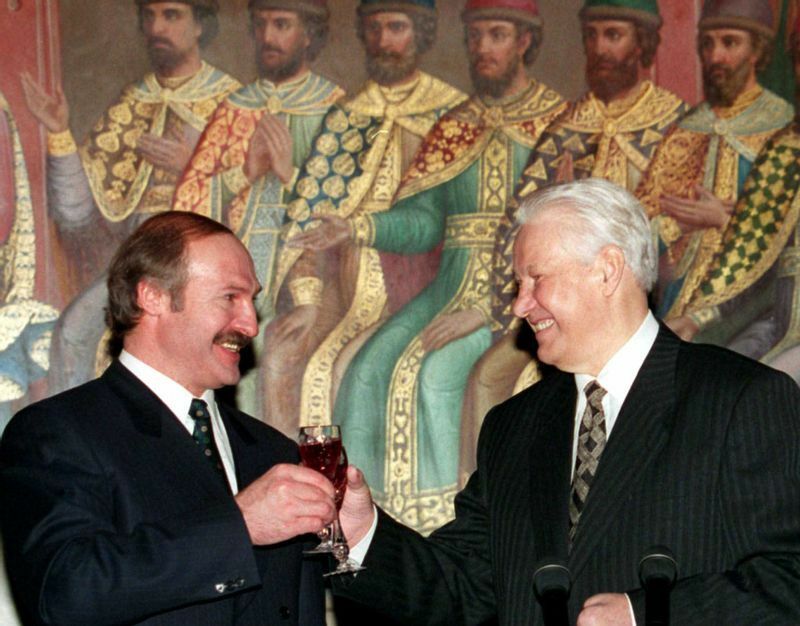 ロシアのエリツィン大統領（当時）と乾杯するルカシェンコ（1997.4.2）