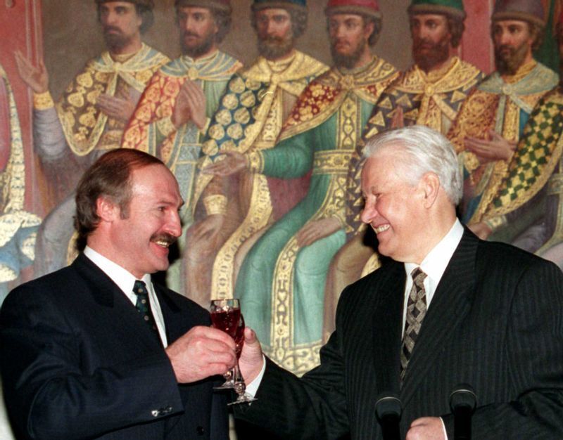 ロシアのエリツィン大統領(当時)と乾杯するルカシェンコ(1997.4.2)