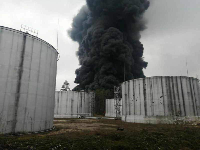 ウクライナ北部のチェルノブイリにある石油貯蔵タンクから上がる黒煙。ウクライナ政府によるとロシア軍の攻撃によるもの。