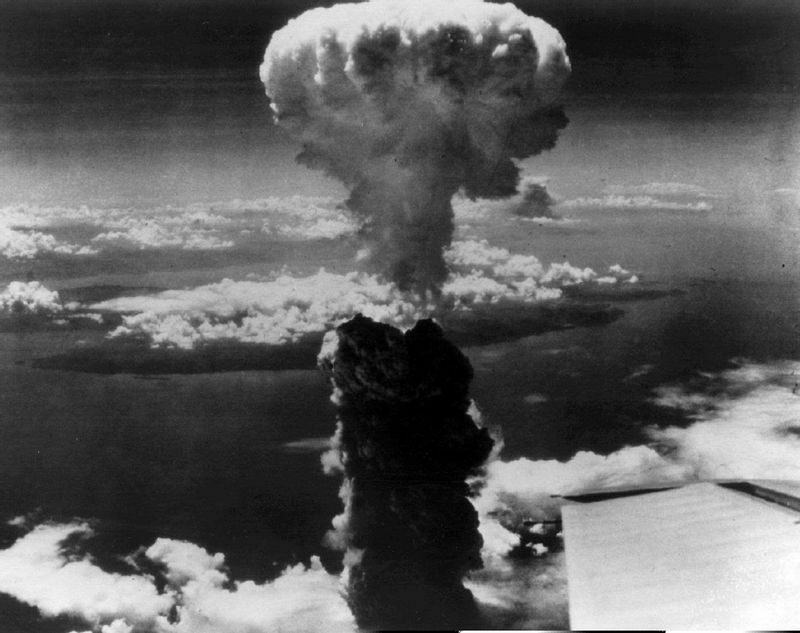 1945年8月9日に長崎に投下された'Fat Man'から上がるキノコ雲。