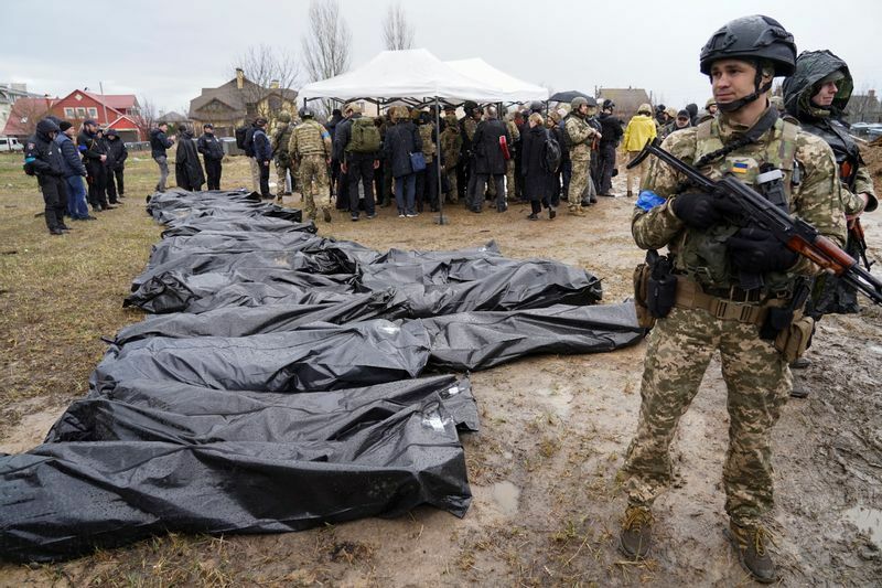ブチャで発見された多数の民間人の遺体のそばで警備にあたるウクライナ兵士（2022.4.8）