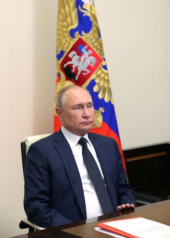 安全保障評議会とビデオ会議を行うプーチン大統領。ウクライナでのロシア軍による戦争犯罪を否定している。(2022.4.1)