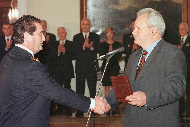 陸軍司令官と握手する旧ユーゴスラビアのミロシェビッチ大統領。この年のコソボ内戦でアルバニア系住民への虐殺を指示した嫌疑で、後に国際臨時法廷に立たされることになる。（1999.11.19）
