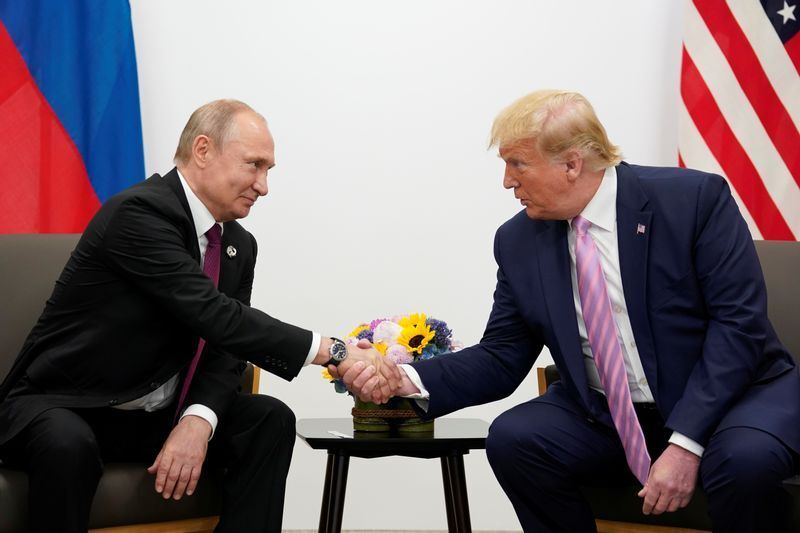 G20大阪サミットで来日した際の二国間会談で握手するトランプとプーチン(2019.6.28)