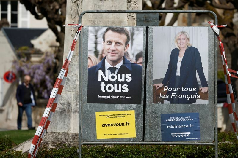 パリの街角にある両陣営の選挙ポスター（2022.4.20）