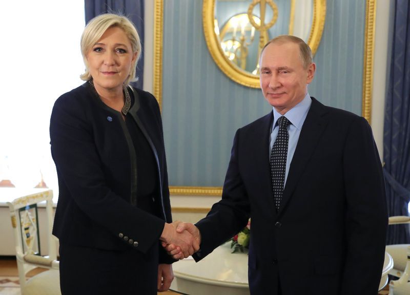 モスクワを訪問してプーチン大統領と握手するルペン(2017.3.24)