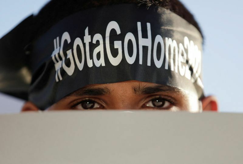 大統領官邸そばで抗議のプラカードを掲げるデモ参加者（2022.4.15）。鉢巻に書かれているのは#GotaGoHome。ゴタバヤ大統領のゴタとGo Homeとかけている。
