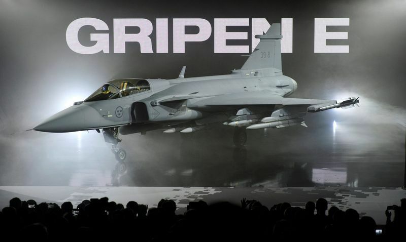 サーブ社製多目的戦闘機JAS39グリペンE。グリペンはロシア製ミグ戦闘機などに対抗することを想定して設計されたスウェーデンの誇る高性能機で、各国に輸出されている（2016.5.18）