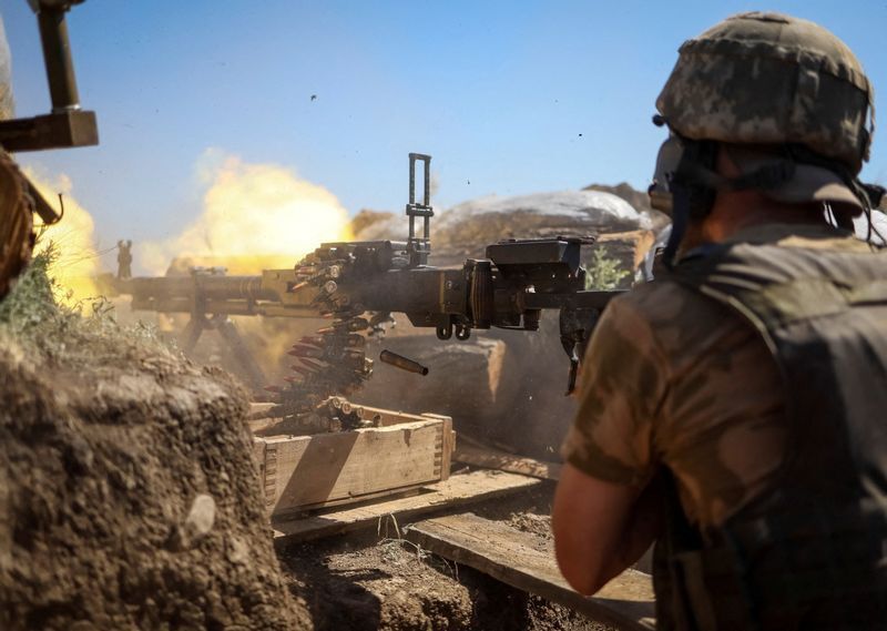 ウクライナ東部ドネツク州でロシア軍を攻撃するウクライナ兵(2022.6.9)
