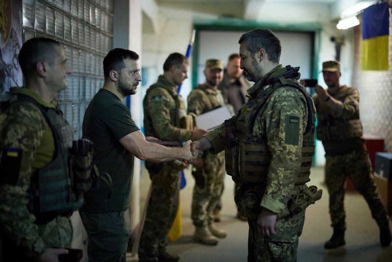 東部ドネツク州を視察して兵士と言葉を交わすゼレンスキー大統領（2022.6.5）