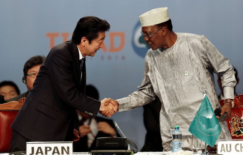 TICAD6でチャドのイドリス・デビー大統領と握手する安倍首相(2016.8.27)