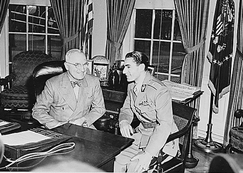 イラン国王（右）とホワイトハウスで会談するハリー・トルーマン大統領（左）（1949.11）。この年、トルーマンは有名な「ポイント・フォー演説」で国際協力の開始を宣言した。