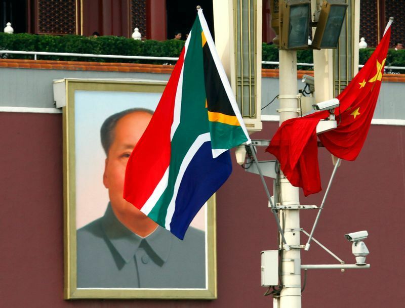 南アフリカのジェイコブ・ズマ大統領（当時）の訪中を控えて中国各地に翻る南ア国旗と中国国旗の向こうにある毛沢東の肖像（2010.8.23）