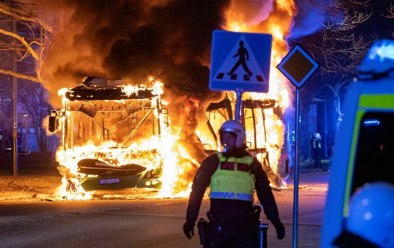 極右活動家がイスラームの聖典コーランを焼き捨てたことをきっかけに、マルメーではデモが暴動に発展した（2022.4.16）。こうした外国人嫌いの風潮は「優等生」スウェーデンも例外ではない。
