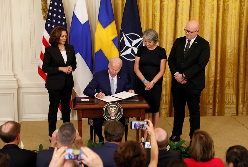 スウェーデンとフィンランドのNATO加盟申請書にサインするバイデン大統領（2022.8.9）