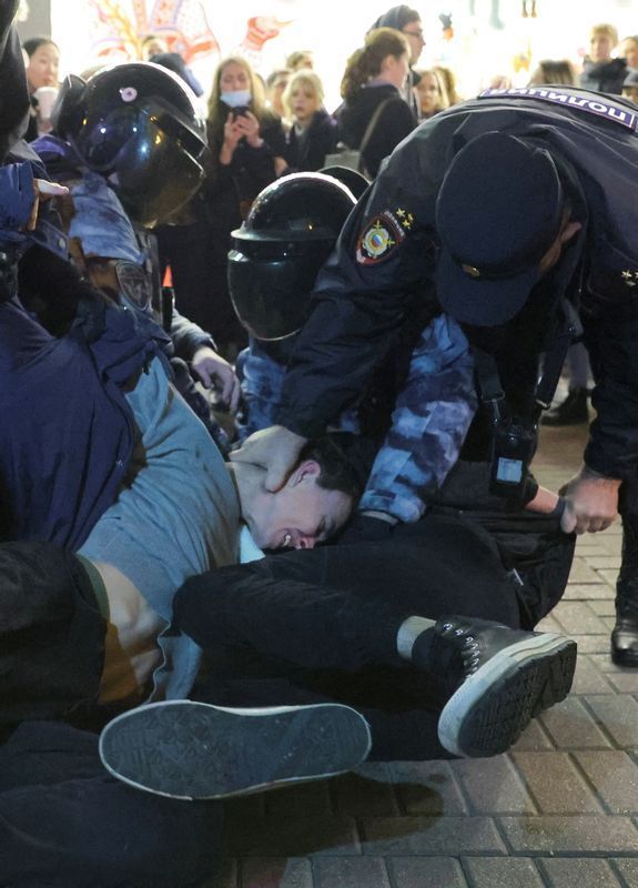 モスクワで部分的動員令に抗議するデモに参加していて警官に取り押さえられる男性(2022.9.21)