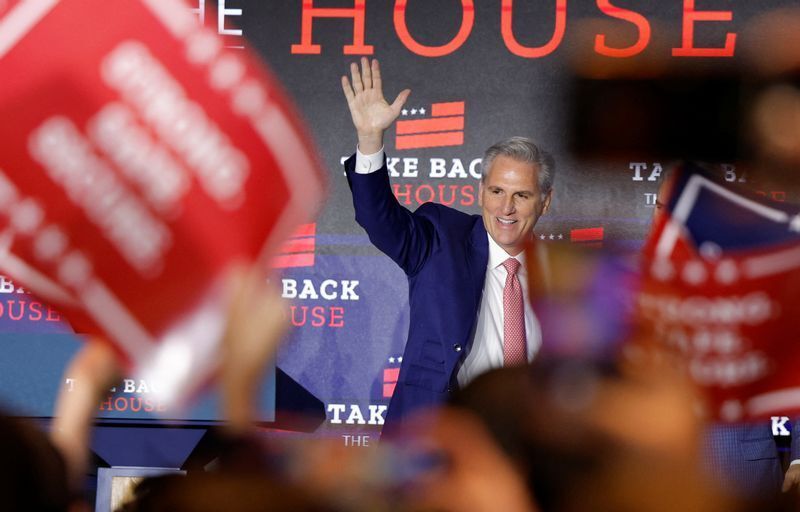 支持者とともに当選を喜ぶマッカーシー下院議員(2022.11.9)。バイデン政権によるウクライナ支援に批判的なマッカーシーは、選挙の結果次第では下院議長に就任する可能性もある。