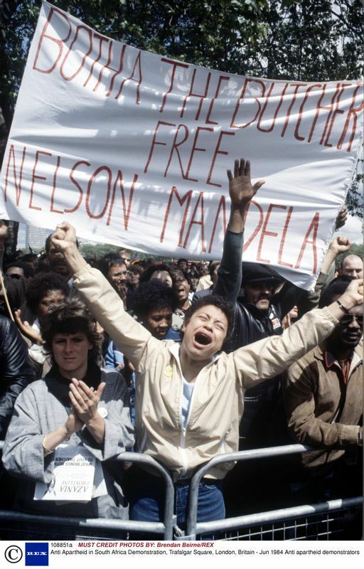 ロンドンで行われたネルソン・マンデラ釈放を求めるデモ（1984）。西側各国は1970年代末になってようやくアパルトヘイト反対に舵を切った。